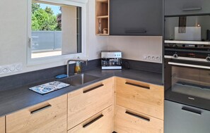 Kühlschrank, Ofen, Geschirrspüler, Wasserkocher mit Kaffee-/Teezubehör