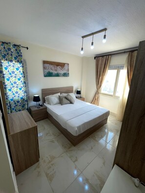 4 bedrooms, iron/ironing board, Internet, bed sheets
