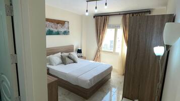 4 bedrooms, iron/ironing board, internet, bed sheets