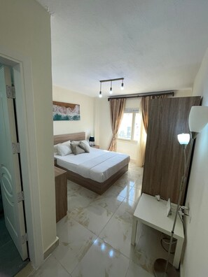 4 soverom, strykejern/-brett, internettilgang og sengetøy