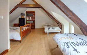 5 bedrooms, travel cot