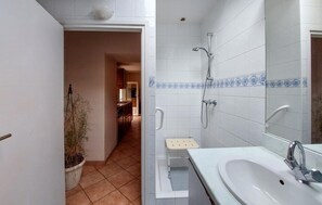 Shower, hair dryer - Grande longère bretonne (Silfiac)