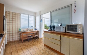 Réfrigérateur, plaque de cuisson, lave-vaisselle, cafetière/bouilloire