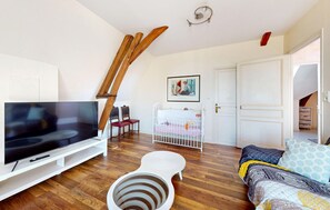 5 habitaciones, tabla de planchar con plancha y cuna de viaje
