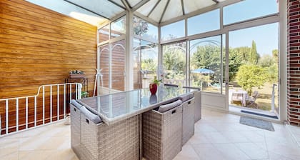 Beautiful home in Sens with WiFi
