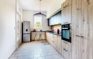 Réfrigérateur, four, lave-vaisselle, cafetière/bouilloire