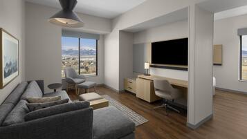 Deluxe Room, 1 King Bed with Sofa bed, Roll-in Shower, Mountain View