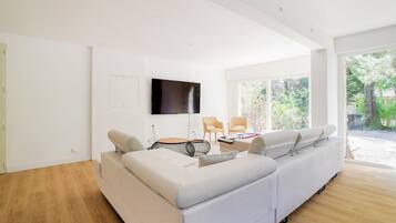 Télévision, table de tennis de table