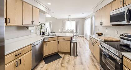 Relaxing Retreat Near Airport-Hot Tub-Fire Pit