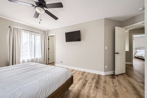 3 habitaciones, tabla de planchar con plancha y cuna de viaje 