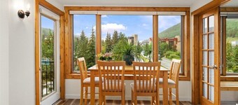 Sleek & Spacious Retreat in Center Village. Free wifi & covered parking space.