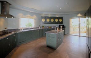Geladeira, fogão, cooktop, lava-louças
