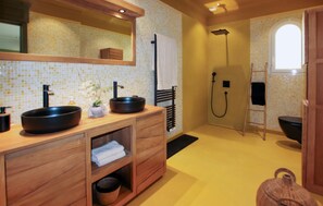 Shower, hair dryer - Beautiful home in Suze la Rousse (Suze la Rousse)