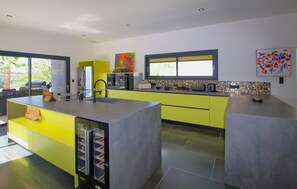 Réfrigérateur, four, plaque de cuisson, lave-vaisselle