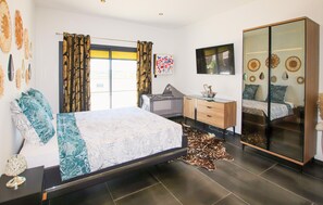 4 chambres, fer et planche à repasser, lit parapluie, Wi-Fi gratuit