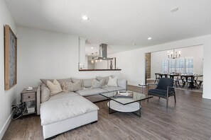 Téléviseur connecté, table de baby-foot