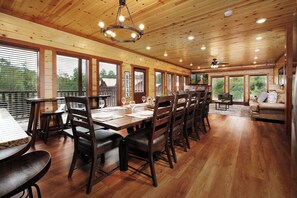 Dining - Year-Round Swims, Scenic Soaks, Movie Nights & Easy Access to Attractions - The Inn at Bethlehem Way (Sevierville)