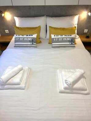 2 habitaciones, muebles diferentes y tabla de planchar con plancha 