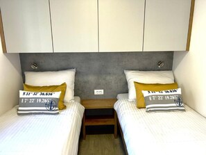 2 chambres, ameublement personnalisé, fer et planche à repasser