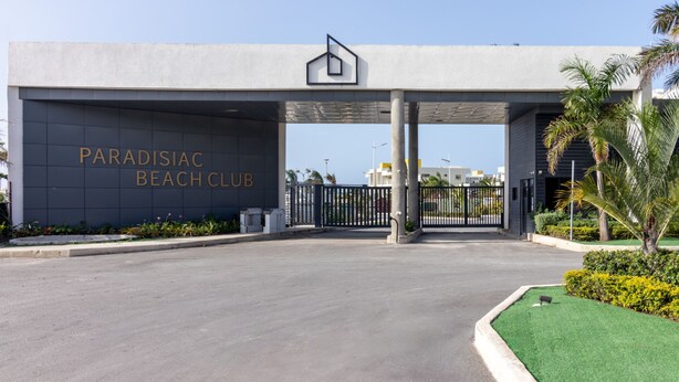 Egy modern épület, amelyen egy tábla hirdeti: „Paradisiac Beach Club”.
