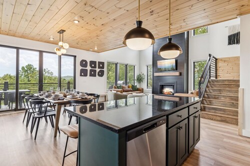 Luxury Cabin w Indoor Pool Hot Tub Game Room