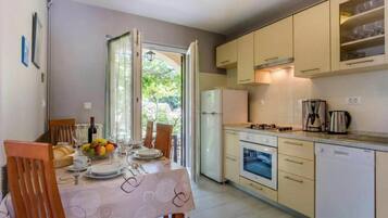 Familieleilighet, flere soverom (Secret Garden Apartment Mali Lošinj) | Eget kjøkken | Kjøleskap, mikrobølgeovn, ovn og kokeplater