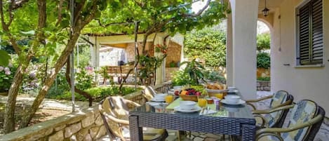 Familielejlighed - flere soveværelser (Secret Garden Apartment Mali Lošinj) | Udendørs spisemuligheder