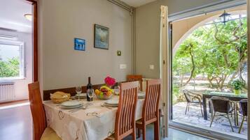 Departamento familiar, varias habitaciones (Secret Garden Apartment Mali Lošinj) | Restaurantes