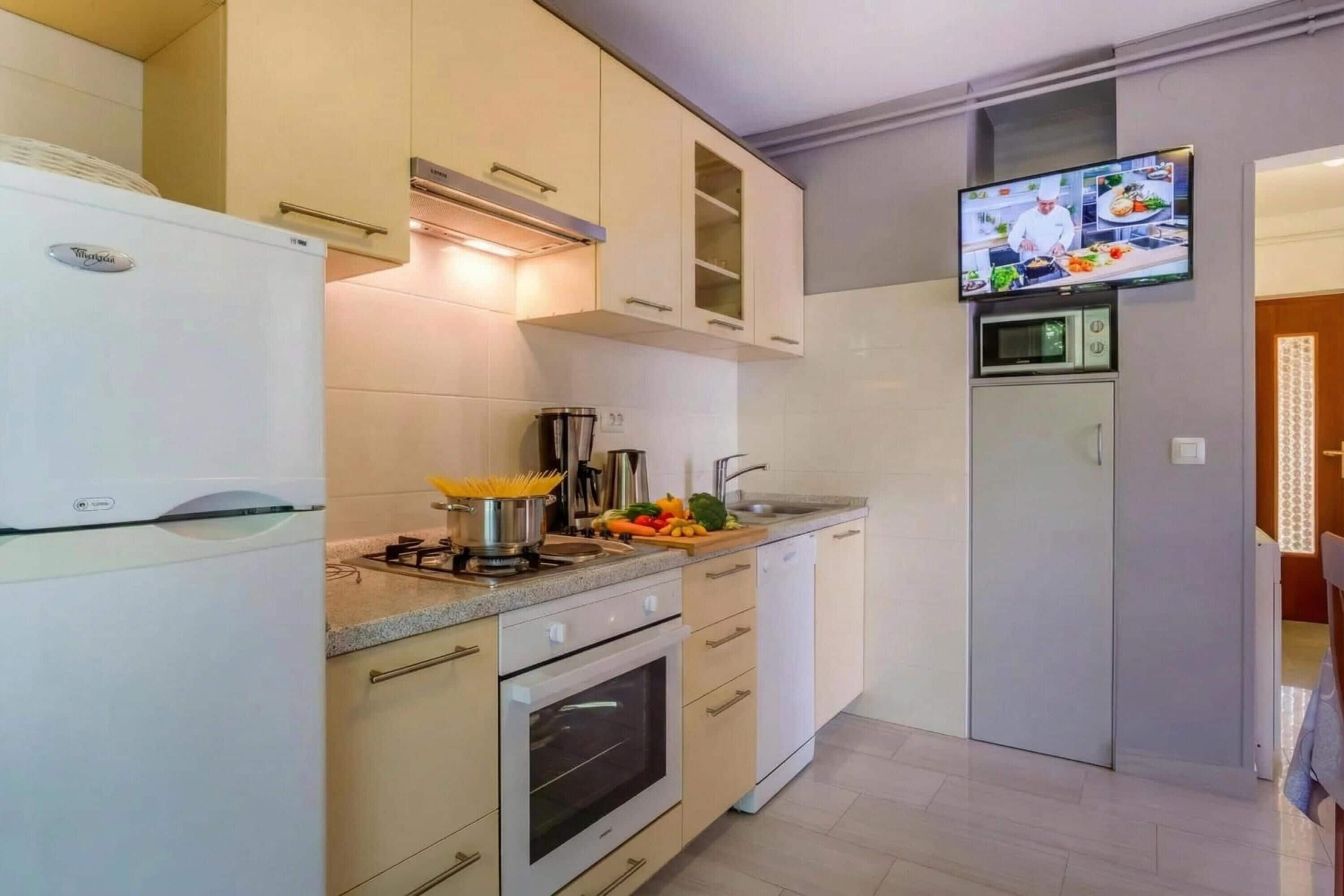 Familieleilighet, flere soverom (Secret Garden Apartment Mali Lošinj) | Eget kjøkken | Kjøleskap, mikrobølgeovn, ovn og kokeplater