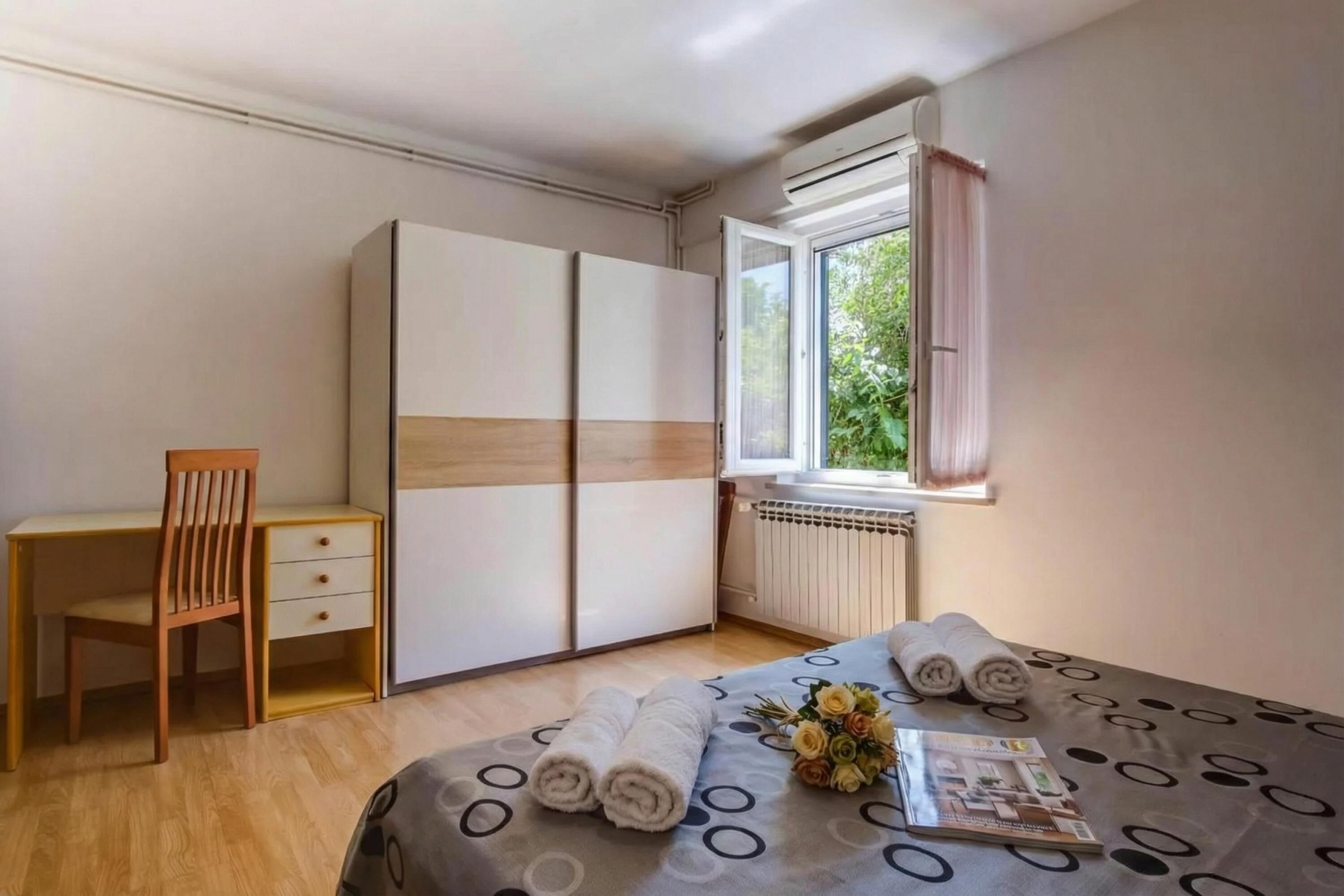 2 bedrooms, laptop workspace, iron/ironing board, free WiFi