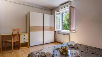 2 bedrooms, laptop workspace, iron/ironing board, free WiFi