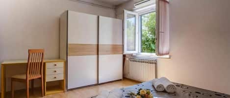 Familienapartment, Mehrere Schlafzimmer (Secret Garden Apartment Mali Lošinj) | 2 Schlafzimmer, laptopgeeigneter Arbeitsplatz, Bügeleisen/Bügelbrett