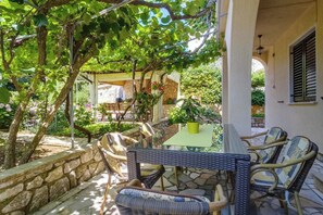 Outdoor dining - Secret Garden Apartment Mali Losinj (Mali Losinj)