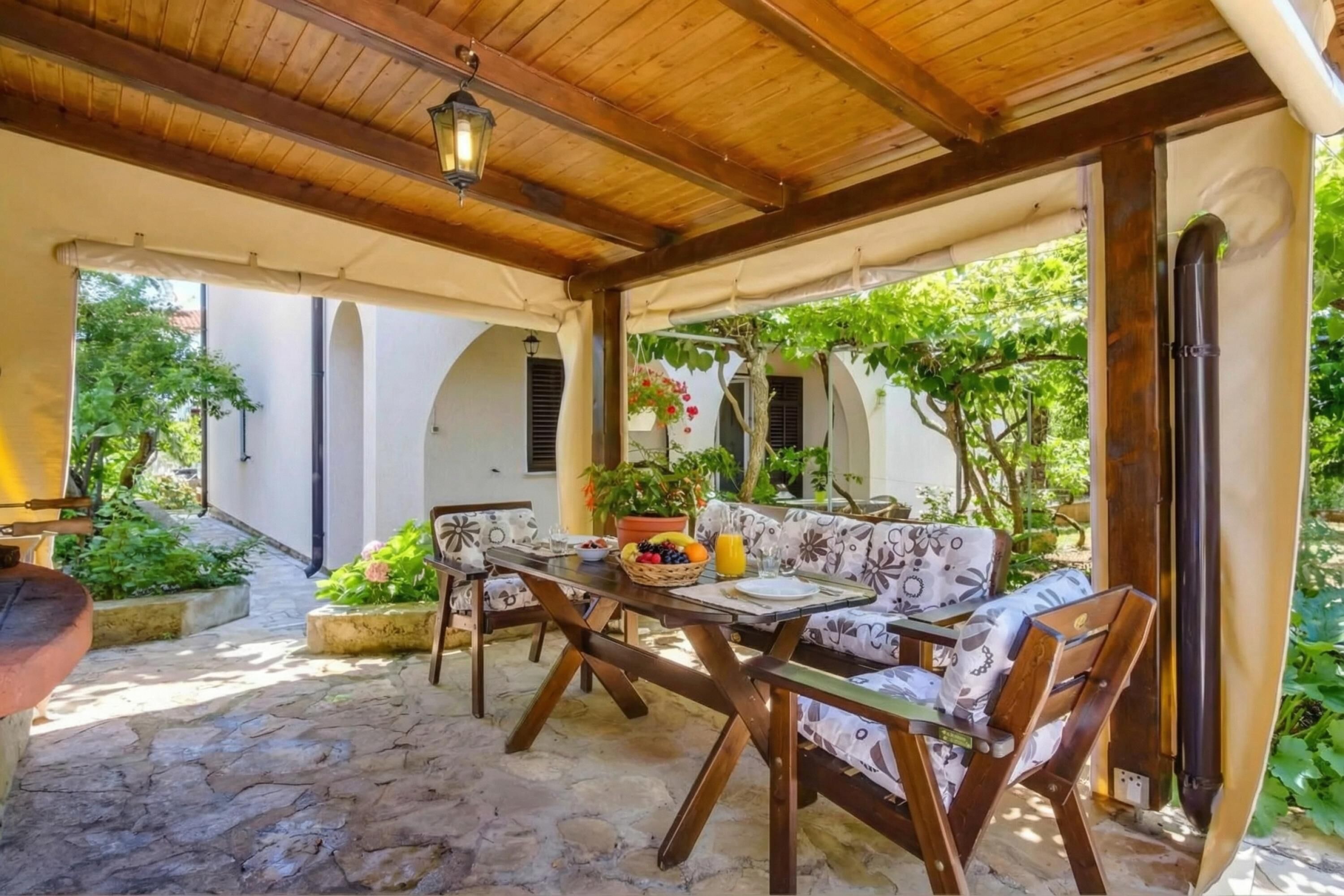 Familielejlighed - flere soveværelser (Secret Garden Apartment Mali Lošinj) | Udendørs spisemuligheder