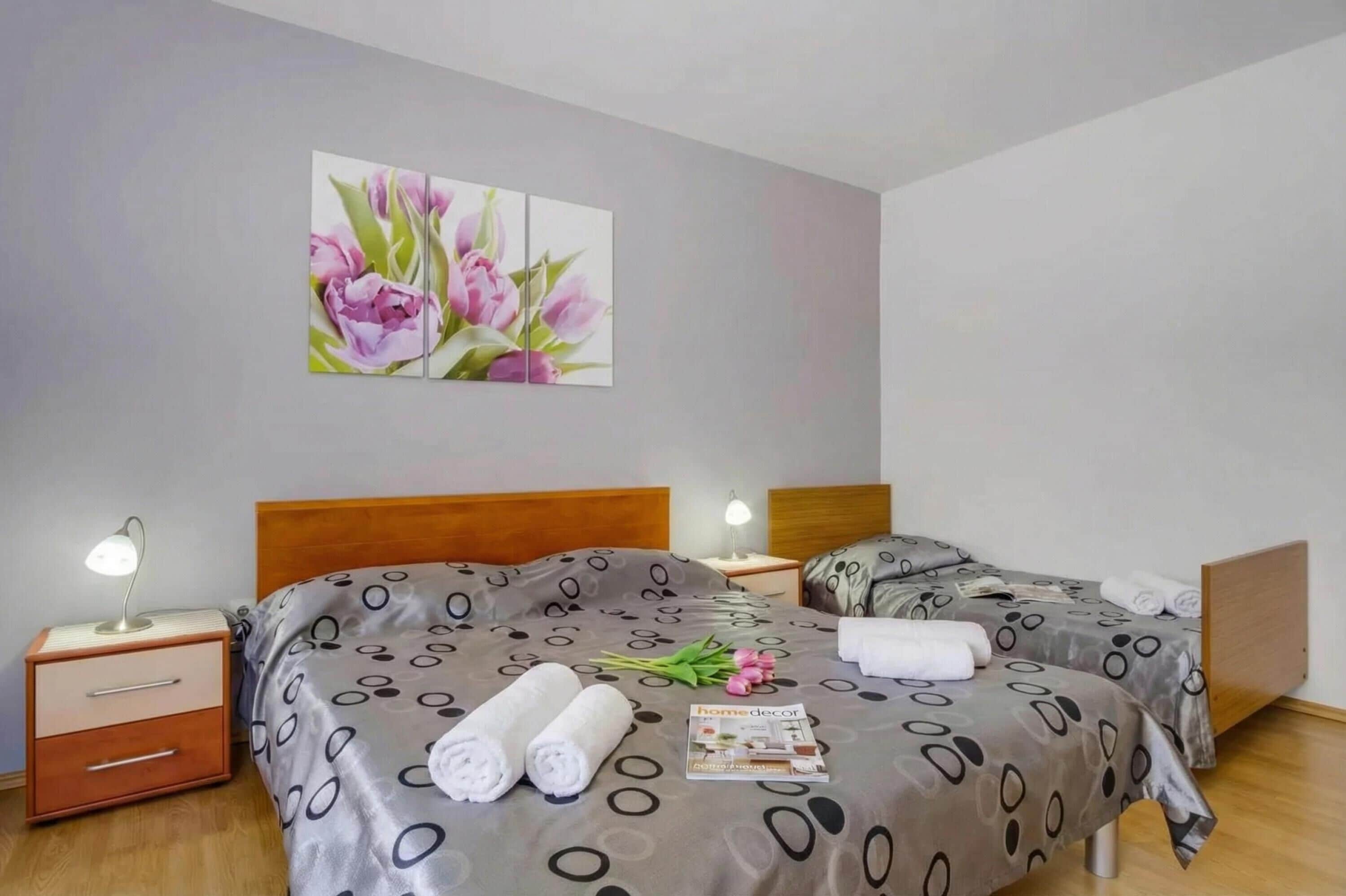 Familieleilighet, flere soverom (Secret Garden Apartment Mali Lošinj) | 2 soverom, skrivebord for bærbar PC og strykejern/-brett