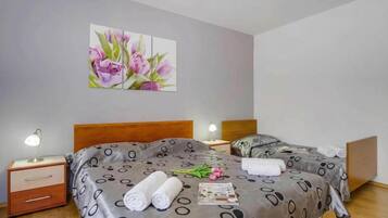 Familieleilighet, flere soverom (Secret Garden Apartment Mali Lošinj) | 2 soverom, skrivebord for bærbar PC og strykejern/-brett
