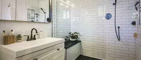 Chuveiro, secador de cabelo, toalhas de banho, sabonete