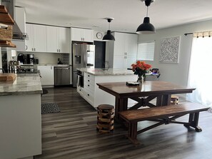 Frigorífico, microondas, horno y placa de cocina