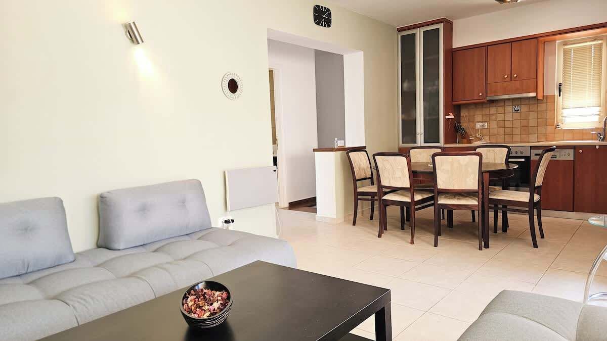 Huoneisto, patio, rannalla | Olohuone