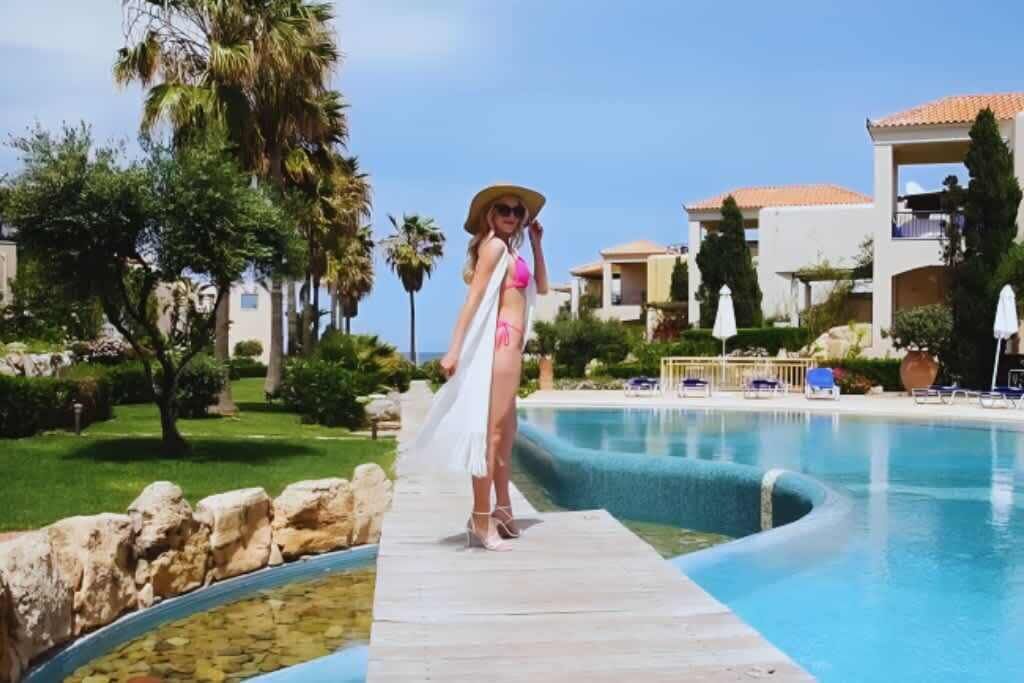 Piscina externa, guarda-sóis, espreguiçadeiras