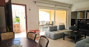 Appartement, patio, langs het strand | Dineerruimte