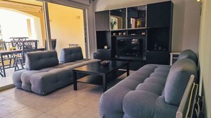 Leilighet, terrasse, ved stranden | Oppholdsrom