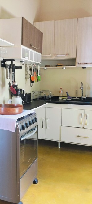 Micro-ondes, four, plaque de cuisson, cafetière/bouilloire