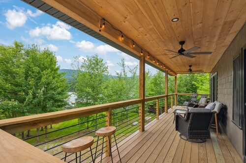 Tuckamore | Private Waterfront on Beaver Mountain Lake | Hot Tub