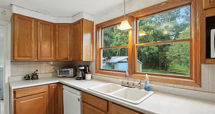 Charming 3BR Farmhouse • Wine Country Getaway