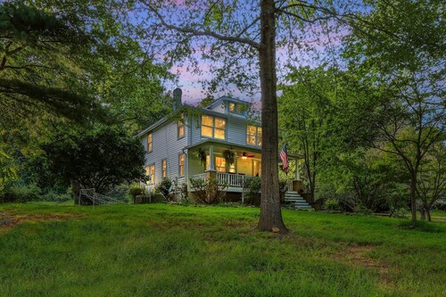 Charming 3BR Farmhouse • Wine Country Getaway