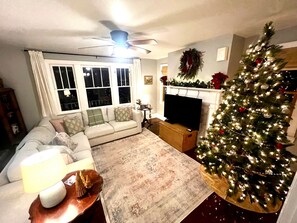 Smart TV, DVD player - Charming 3BR Farmhouse • Wine Country Getaway (Marshall)