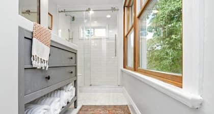 Charming 3BR Farmhouse • Wine Country Getaway