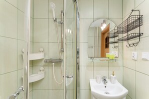 Douche, sèche-cheveux, serviettes fournies