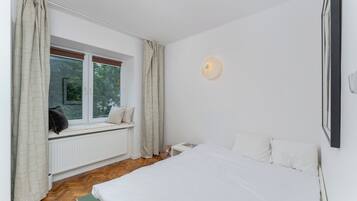 Iron/ironing board, WiFi, bed sheets